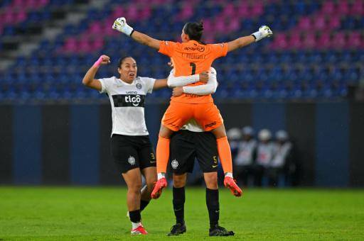 Las jugadoras del Olimpia celebran su victoria ante Deportivo Cali en los cuartos de final de la Copa Libertadores de América femenina, el 25 de octubre de 2026 en Quito