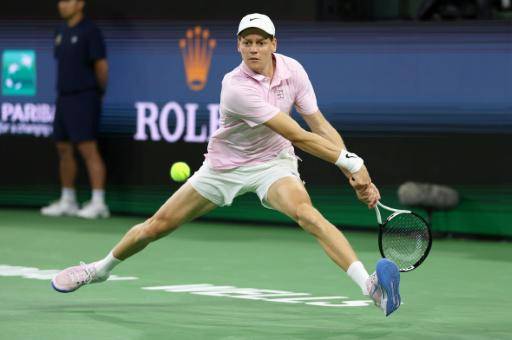 Jannik Sinner devuelve un golpe en la segunda ronda del Masters 1000 de Indian Wells el 6 de marzo de 2026