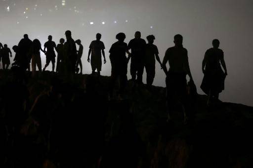 Migrantes caminan hacia la ciudad marroquí de Castillejos (Fnideq en árabe) el 1 de agosto de 2026