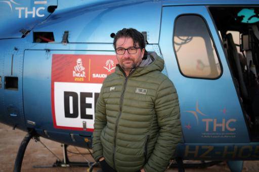 El director del Rally Dakar David Castera posa delante del helicóptero durante la etapa 10, entre Haradh y Shubaytah, Arabia Saudita, el 15 de enero de 2025