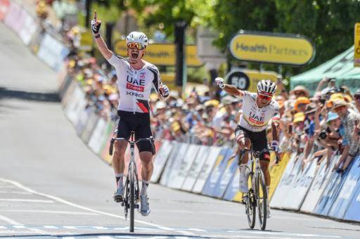 El ciclista ecuatoriano Jhonatan Narváez (derecha), del UAE Team Emirates XRG, reacciona mientras su compañero de equipo, el australiano Jay Vine, gana la segunda etapa del Tour Down Under