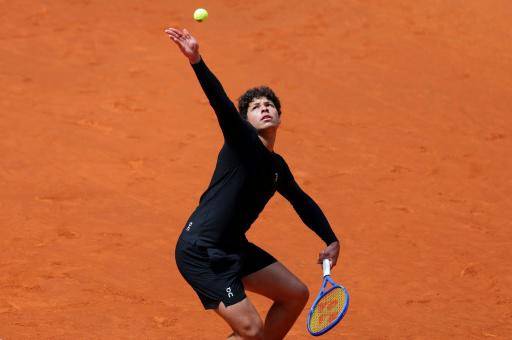 El estadounidense Ben Shelton saca durante su partido contra el croata Dino Prizmic en el Masters 1000 de Madrid el 24 de abril de 2026.