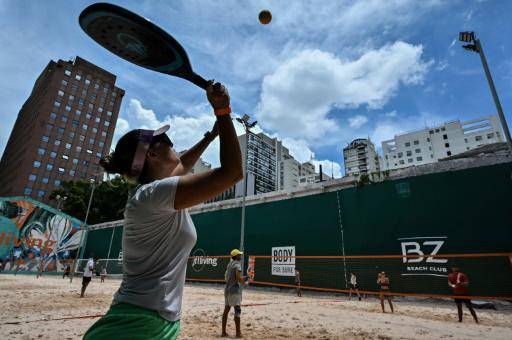 Beach tennis, el deporte que multiplicó las 'playas' en medio del cemento en Sao Paulo