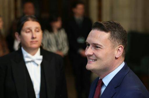 Dimite el ministro de Salud británico, probable rival de Starmer para liderar el laborismo