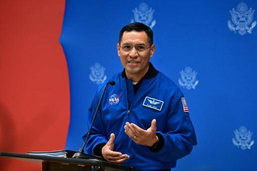Frank Rubio, un astronauta estadounidense de origen salvadoreño, habla en conferencia de prensa en la embajada de Estados Unidos en San Salvador, el 8 de abril de 2024