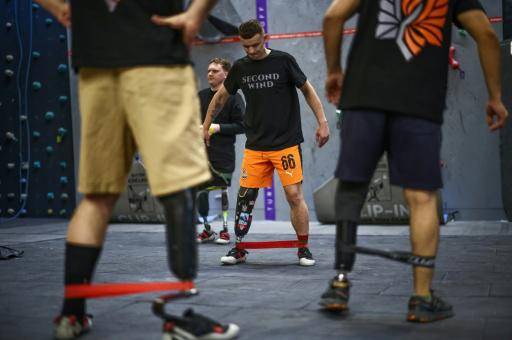 La adrenalina de la escalada consuela a veteranos ucranianos amputados