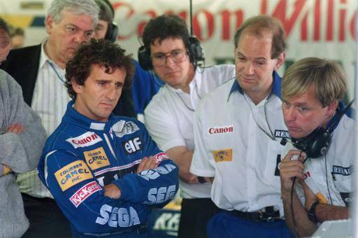 Los responsables de la escudería Canon-Williams, con Adrian Newey (segundo por la derecha), y el piloto francés Alain Prost observan en el monitor los tiempos de la sesión de clasificación del Gran Premio de Canadá, en el circuito de Montreal en 1993