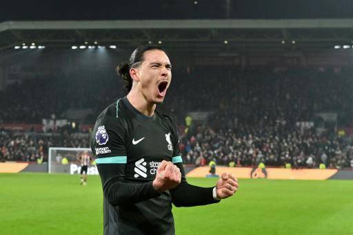 Un doblete de Darwin Núñez salva in extremis al Liverpool ante el Brentford