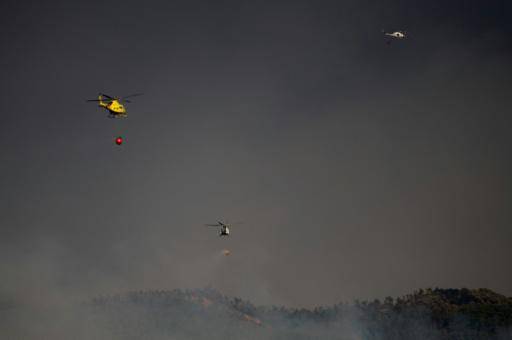 Más de 600 bomberos luchan contra un incendio que avanza en el suroeste de España