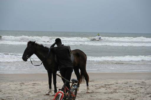 Despacio pero sin pausa, el surf sigue progresando en Costa de Marfil