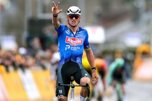 Van der Poel gana por tercer año seguido la E3 Classic