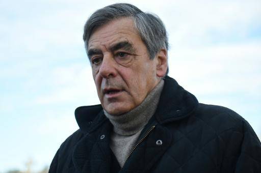 Francia condena a 4 años de prisión en suspenso al exprimer ministro Fillon