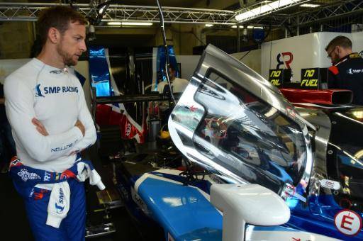 El piloto británico Jenson Button observa su vehículo durante una prueba de la carrera de resistencia 24 Horas de Le Mans, en Francia, el 3 de junio de 2018