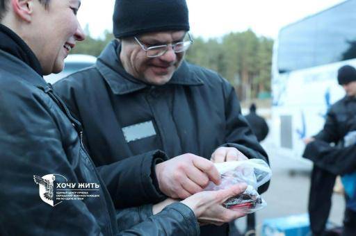 Los líderes opositores bielorrusos Viktar Babaryka y Maria Kolesnikova (izq) sonríen tras ser liberados en un lugar sin revelar de Ucrania el 13 de diciembre de 2025