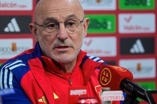 Nosotros siempre jugamos con delantero centro, afirma De la Fuente