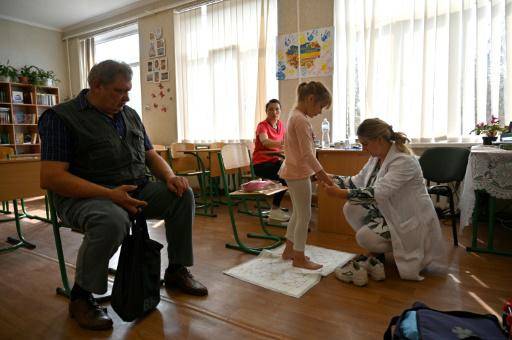 Brigada médica movil atiende a niños traumatizados por la guerra en Ucrania