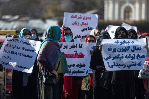 Un grupo de mujeres afganas se manifiesta en Kabul para defender sus derechos hasta el final