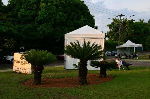 Flávio Bolsonaro hace una breve parada en Ecuador tras huir de Brasil