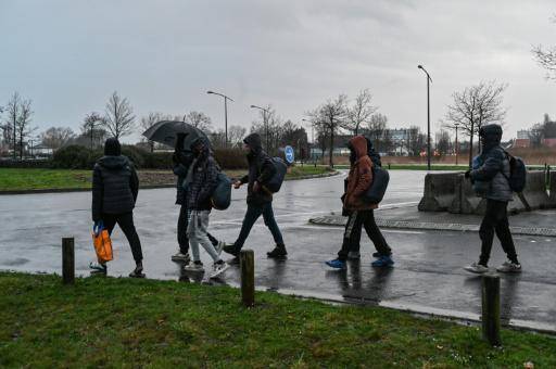 Unos migrantes abandonan un campamento en Calais desmantelado por la policía francesa el 30 de enero de 2026