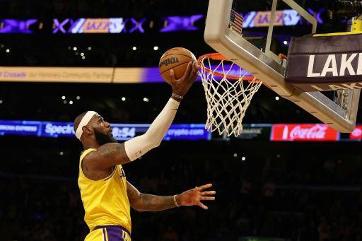 LeBron James anota una canasta en el juego entre Los Angeles Lakers y los Oklahoma City Thunder.