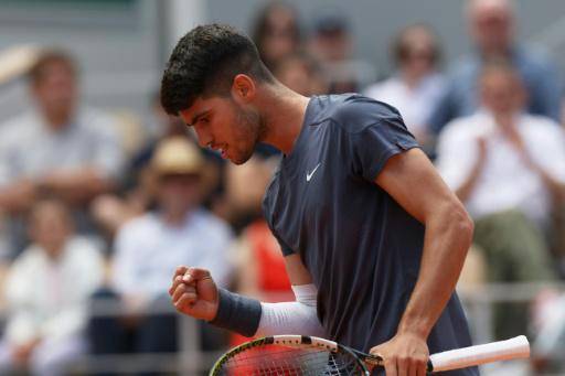 Alcaraz tranquiliza con un triunfo contundente en su inicio en Roland Garros