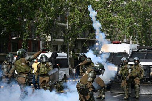 Choques entre estudiantes y la policía en Chile en una protesta contra posibles recortes en educación