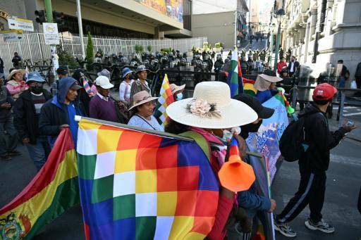 Campesinos marchan en La Paz y el gobierno denuncia una amenaza a la democracia de Bolivia