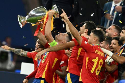 España espera a sus héroes, Inglaterra llora la derrota en final de la Eurocopa