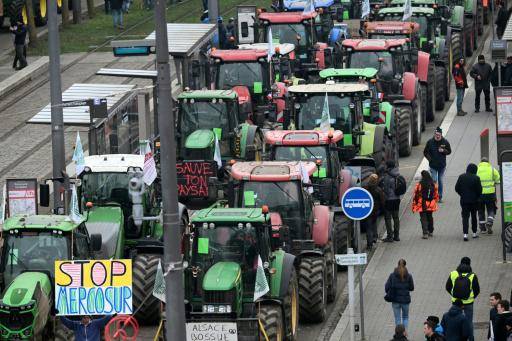Tractores estacionados cerca del Parlamento Europeo durante una protesta contra el acuerdo comercial entre la UE y Mercorsur, el 20 de enero de 2026 en la ciudad francesa de Estrasburgo