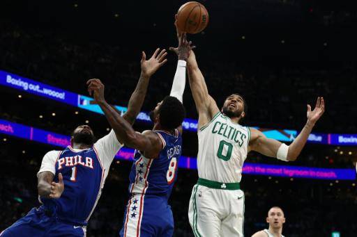 Jayson Tatum (derecha), de los Boston Celtics, lideró el ataque y anotó 21 puntos en la primera mitad ante los Sixers de Filadelfia