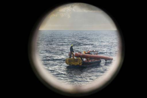La tripulación del barco de rescate Ocean Viking, operado por la ONG SOS Méditerranée, realiza unos ejercicios de simulación de rescate en el mar Mediterráneo, en aguas internacionales frente a la costa de Libia, el 26 de diciembre de 2025
