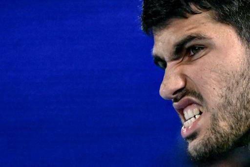 El tenista español Carlos Alcaraz gesticula durante su partido de cuartos de final del Abierto de Australia contra el australiano Alex De Miñaur, en Melbourne el 27 de enero de 2026