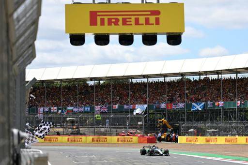 El piloto italiano Kimi Antonelli (Mercedes) cruza la línea de meta para ganar la carrera esprint del Gran Premio de Fórmula 1 de Gran Bretaña, el 4 de julio de 2026 en el circuito de Silverstone