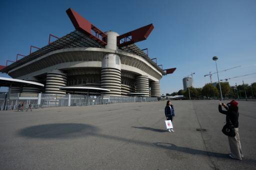 Una persona se toma una fotografía frente al estadio de San Siro de Milán (Italia), escenario principal de la ceremonia de inauguración de los Juegos Olímpicos de Invierno, el 16 de octubre de 2025