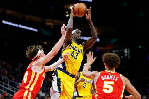 El camerunés Pascal Siakam, de los Indiana Pacers, frente a varios defensores de los Atlanta Hawks en el partido del 26 de enero de 2026