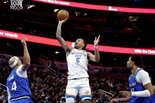 El jugador de los Oklahoma City Thunder Jaylin Williams lanza a canasta entre Jalen Suggs (izq.) y Jeff Howard, de los Magic, en la segunda mitad de su partido de la NBA, en Orlando (Florida, EEUU), el 17 de marzo de 2026