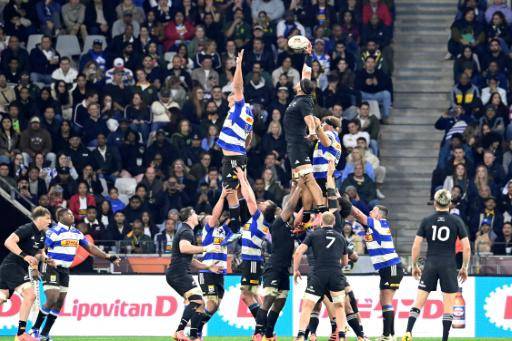 El segunda línea de Nueva Zelanda, Patrick Tuipulotu, alcanza el balón durante un saque de lateral en un partido de gira de rugby entre los Stormers y Nueva Zelanda en el Cape Town Stadium de Ciudad del Cabo el 7 de agosto de 2026