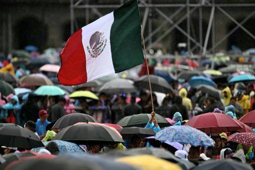 Una persona sostiene una bandera nacional mexicana durante una conmemoración del día de la independencia, el 15 de septiembre de 2025 en Ciudad de México
