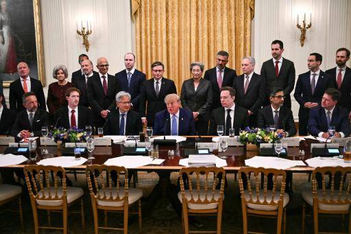 El presidente de EEUU, Donald Trump (sentado en el centro), habla durante una reunión sobre la inteligencia artificial con ejecutivos del sector tecnológico, el 29 de septiembre de 2026 en la Casa Blanca, en Washington