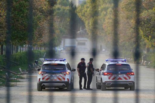 Agentes y vehículos de los Mossos d'Esquadra, la policía regional catalana, durante un despliegue el 8 de agosto de 2024 en la ciudad española de Barcelona