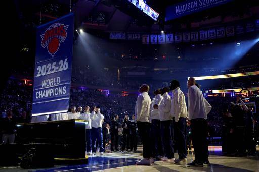 Los jugadores de los New York Knicks observan el ascenso del banderín de campeones en el Madison Square Garden el 20 de octubre de 2026