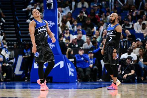 Desmond Bane (#3) y Jevon Carter (#2), del Orlando Magic, reaccionan durante la segunda mitad del partido ante los Dallas Mavericks en el Kia Center de Orlando, Florida, el 5 de marzo de 2026