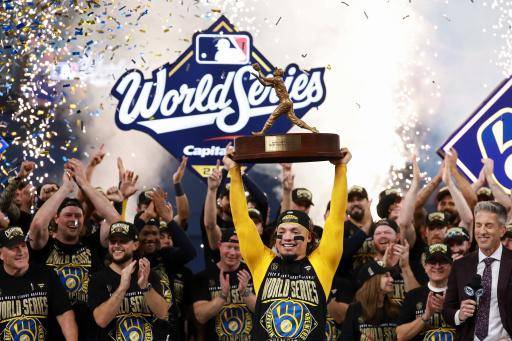 William Contreras levanta el premio MVP de la Serie Mundial tras el triunfo con los Cerveceros de Milwaukee el 28 de octubre de 2026