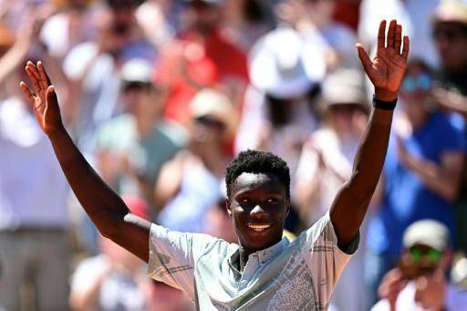 El tenista francés de 17 años Moise Kouame celebra su victoria ante el croata Marin Cilic, el 26 de mayo de 2026 en Roland Garros