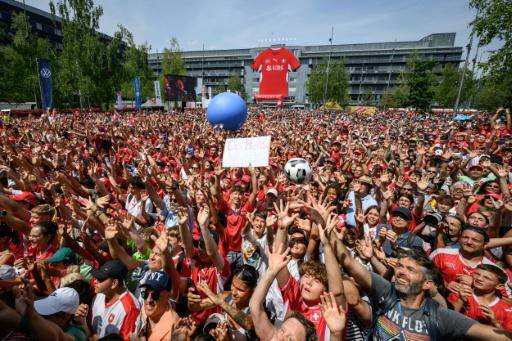 Aficionados de la selección de Suiza durante la recepción a La Nati tras su derrota en cuartos de final del Mundial ante Argentina, en Zúrich, el 14 de julio de 2026