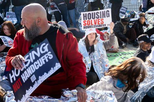 Unos manifestantes apoyan a las personas sin techo ante el Tribunal Supremo de Estados Unidos, en Washington, el 22 de abril de 2024