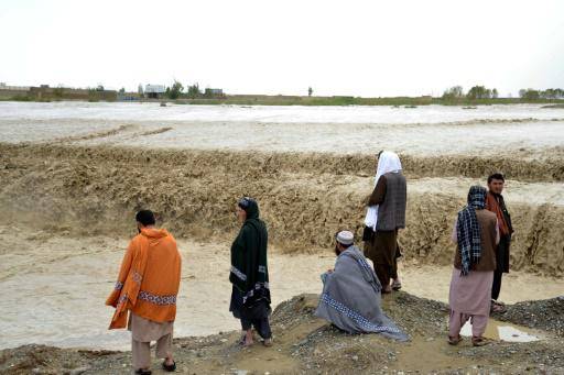 Un grupo de afganos observa una zona inundada en el distrito de Spin Boldak, en la provincia de Kandahar, el 13 de abril de 2024