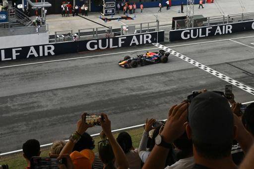 El piloto neerlandés Max Verstappen (Red Bull) cruza la línea de meta en primera posición en el Gran Premio de Fórmula 1 de Baréin, disputado en Malasia, el 4 de octubre de 2026 en el circuito de Sepang