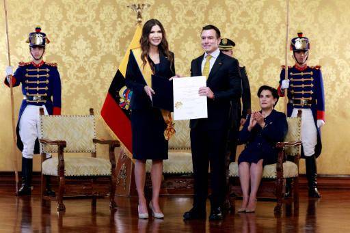 El presidente de Ecuador, Daniel Noboa, condecora a la enviada de EEUU para fortalecer una alianza contra el narcotráfico en el continente, Kristi Noem, ante la ministra de Exteriores, Gabriela Sommerfeld (drcha.), el 25 de marzo de 2026 en Quito