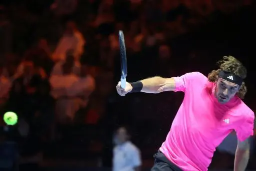 El griego Stefanos Tsitsipas, durante su partido ante el italiano Jannik Sinner en el torneo exhibición Six Kings Slam, en Riad, el 15 de ocutbre de 2025